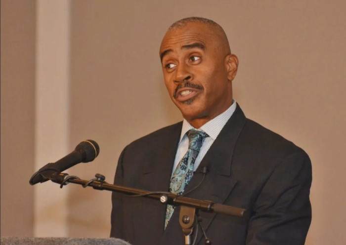 Gino Jennings Biography